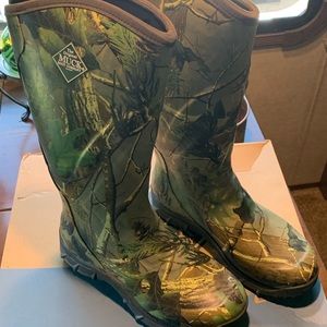 Muck pursuit snake hunting boot